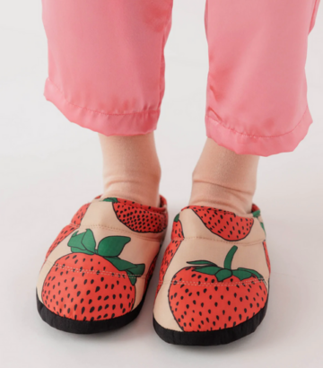 Puffy Strawberry Slippers – By Baggu