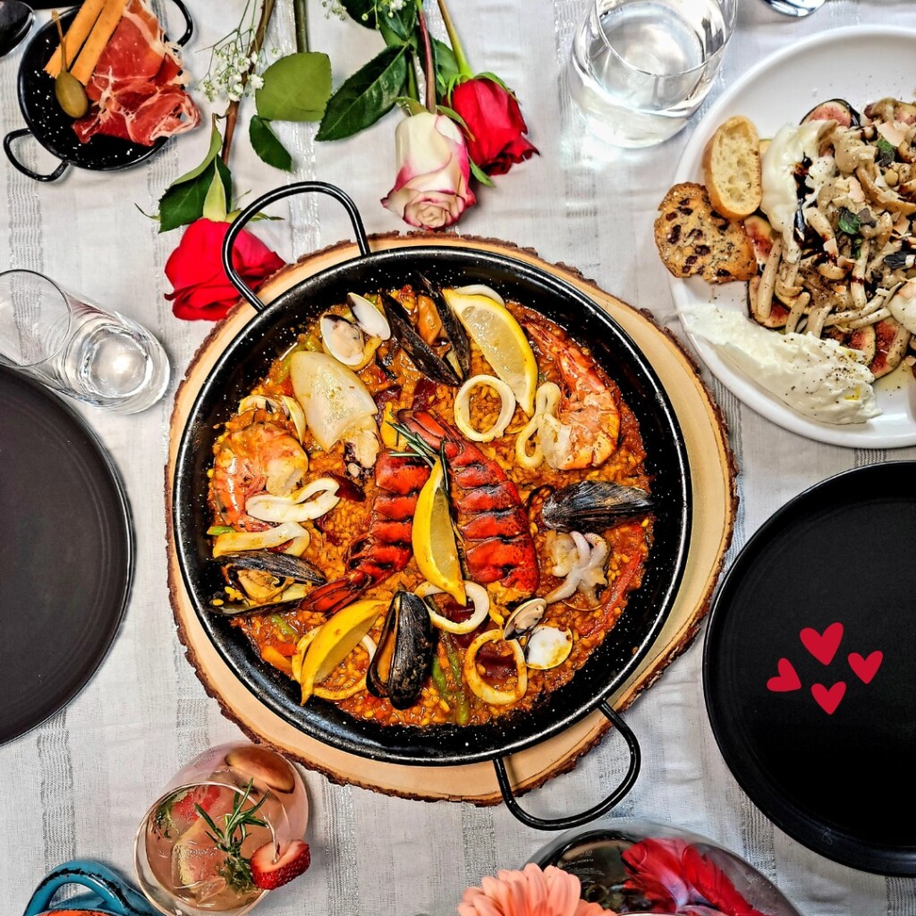 Make a paella with your loved ones!